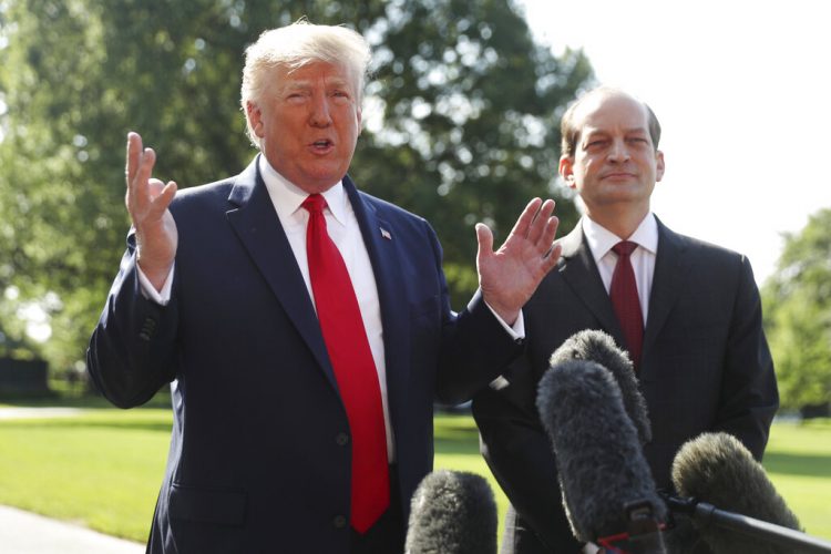 El presidente Donald Trump habla con la prensa junto al hasta ahora secretario de Trabajo Alex Acosta en la Casa Blanca el viernes 12 de julio de 2019 en Washington. Foto: Andrew Harnik / AP.