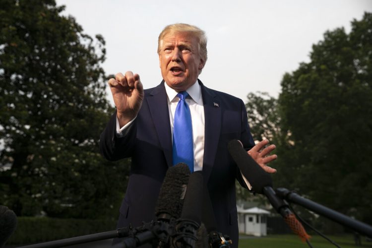 El presidente Donald Trump habla con la prensa al salir de la Casa Blanca rumbo a Londres, el domingo 2 de junio de 2019, en Washington. Foto: Jacquelyn Martin / AP.