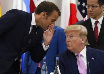 El presidente francés Emmanuel Macron, izquierda, le susurra a su par de EE.UU., Donald Trump, antes del inicio del evento de la cumbre G-20 sobre economía digital en Osaka, Japón, el viernes 28 de junio de 2019. Foto: Susan Walsh / AP / Archivo.