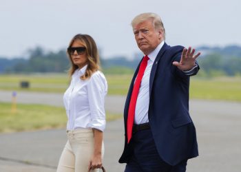 El presidente Donald Trump y la primera dama Melania Trump caminan en el Aeropuerto Municipal de Morristown, Nueva Jersey, el viernes 5 de julio de 2019. Foto: Manuel Balce Ceneta / AP.