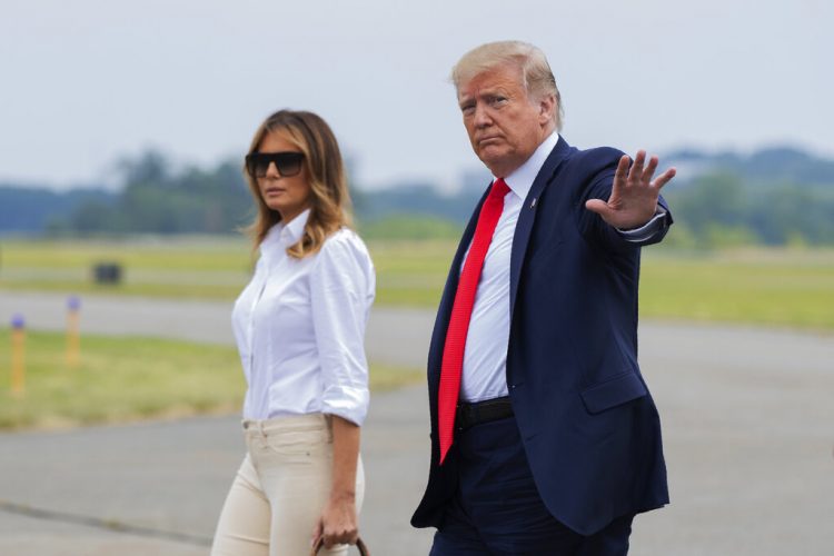 El presidente Donald Trump y la primera dama Melania Trump caminan en el Aeropuerto Municipal de Morristown, Nueva Jersey, el viernes 5 de julio de 2019. Foto: Manuel Balce Ceneta / AP.