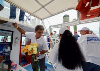 Ramón Saúl Sánchez (centro) aborda el barco 'Democracia' en el puerto de Cayo Hueso el 10 de agosto del 2012 en una flotilla rumbo a Cuba. Foto: Rui Ferreira