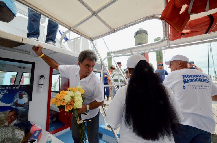 Ramón Saúl Sánchez (centro) aborda el barco 'Democracia' en el puerto de Cayo Hueso el 10 de agosto del 2012 en una flotilla rumbo a Cuba. Foto: Rui Ferreira