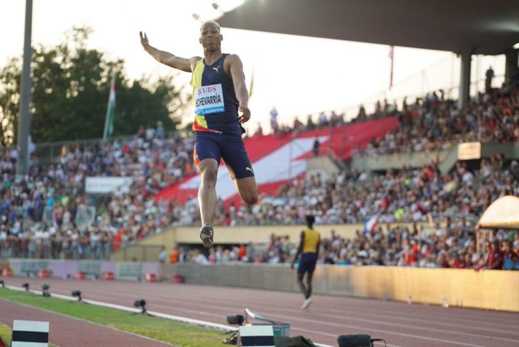 El saltador cubano Juan Miguel Echevarría compite en la octava parada de la Liga del Diamante, el viernes 5 de julio de 2019 en la ciudad suiza de Lausana. Foto: @Diamond_League / Twitter.