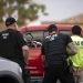 Agentes de la policía del servicio de inmigración (ICE) detienen a un individuo en Escondido, California, el 8 de julio del 2019. Foto: Gregory Bull / AP.