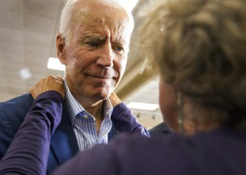 El exvicepresidente y aspirante a la candidatura demócrata para el 2020, Joe Biden, recibe un abrazo de un miembro de la audiencia durante un evento de campaña el 3 de julio de 2019 en Waterloo, Iowa. Foto: Kelly Wenzel/The Courier vía AP.