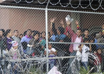 Migrantes centroamericanos en una zona cercada en El Paso, Texas. Foto: Cedar Attanasio/AP/Archivo.