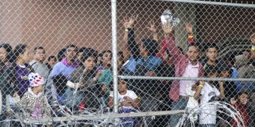 Migrantes centroamericanos en una zona cercada en El Paso, Texas. Foto: Cedar Attanasio/AP/Archivo.