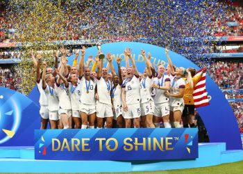 Las jugadoras de EE.UU. celebran su cuarto título mundial de fútbol, segundo de manera consecutiva, al derrotar a Holanda 2-0 en la final del Mundial de Francia, el domingo 7 de julio de 2019. Foto: @craiztanen / Twitter.