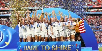 Las jugadoras de EE.UU. celebran su cuarto título mundial de fútbol, segundo de manera consecutiva, al derrotar a Holanda 2-0 en la final del Mundial de Francia, el domingo 7 de julio de 2019. Foto: @craiztanen / Twitter.