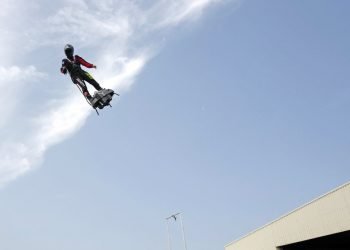 Frank Zapata, un inventor de 40 años, realiza un vuelo de prueba en el aerodeslizador antes de su intento infructuoso de cruzar el Canal de La Mancha el 24 de julio de 2019. Foto: Michel Spingler / AP.