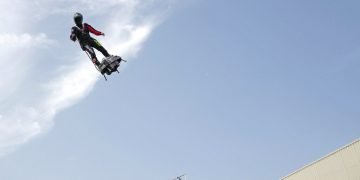 Frank Zapata, un inventor de 40 años, realiza un vuelo de prueba en el aerodeslizador antes de su intento infructuoso de cruzar el Canal de La Mancha el 24 de julio de 2019. Foto: Michel Spingler / AP.