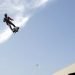 Frank Zapata, un inventor de 40 años, realiza un vuelo de prueba en el aerodeslizador antes de su intento infructuoso de cruzar el Canal de La Mancha el 24 de julio de 2019. Foto: Michel Spingler / AP.