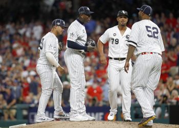 El lanzador de los Yanquis de Nueva York, CC Sabathia (52), camina hacia el montículo para visitar al cerrador de la Liga Americana, el cubano Aroldis Chapman, de los Yanquis de Nueva York, durante el noveno inning del Juego de Estrellas de las Grandes Ligas contra la Liga Nacional, el martes 9 de julio de 2019, en Cleveland. Foto: John Minchillo / AP.