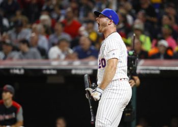 Pete Alonso, de los Mets de Nueva York, festeja durante el Derby de Jonrones, el lunes 8 de julio de 2019, en Cleveland. Foto: John Minchillo / AP.