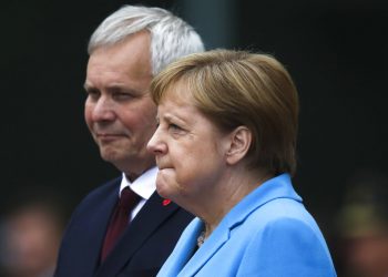 La canciller de Alemania, Angela Merkel, y el primer ministro de Finlandia, Antti Rinne, escuchan los himnos nacionales durante un acto de bienvenida en la cancillería, en Berlín, Alemania, el 10 de julio de 2019. Foto: Markus Schreiber / AP.