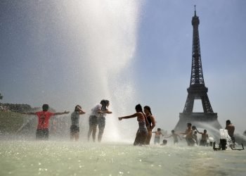 Niños se refrescan en la fuente del Trocadero, París, el miércoles 26 de junio de 2019. Foto: Francisco Seco / AP.