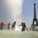 Niños se refrescan en la fuente del Trocadero, París, el miércoles 26 de junio de 2019. Foto: Francisco Seco / AP.