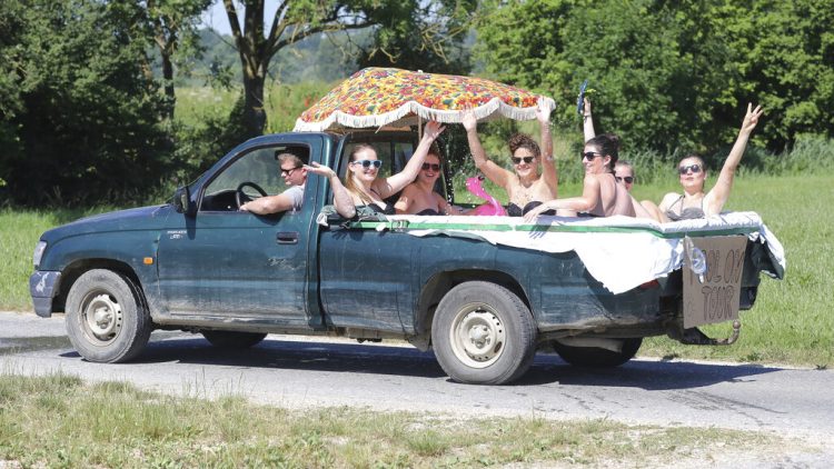 Seis mujeres se refrescan en una camioneta pickup llena de agua en Unlingen, en el sur de Alemania, el domingo 30 de junio de 2019. Foto: Thomas Warnack/dpa vía AP.