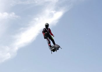 Franky Zapata, "Le Rocketman", un inventor de 40 años, realiza un vuelo de entrenamiento sobre el aeropuerto de Saint Inglevert, cerca de Calais, Francia, miércoles 24 de julio de 2019. Foto: Michel Spingler / AP.