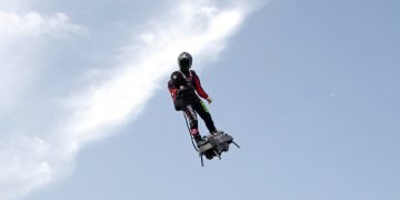 Franky Zapata, "Le Rocketman", un inventor de 40 años, realiza un vuelo de entrenamiento sobre el aeropuerto de Saint Inglevert, cerca de Calais, Francia, miércoles 24 de julio de 2019. Foto: Michel Spingler / AP.