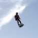 Franky Zapata, "Le Rocketman", un inventor de 40 años, realiza un vuelo de entrenamiento sobre el aeropuerto de Saint Inglevert, cerca de Calais, Francia, miércoles 24 de julio de 2019. Foto: Michel Spingler / AP.