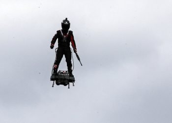 Lo que más cautivó a los espectadores fue el hombre en la tabla, creada por el excampeón de esquí acuático Franky Zapata. (Foto AP/Michel Euler)