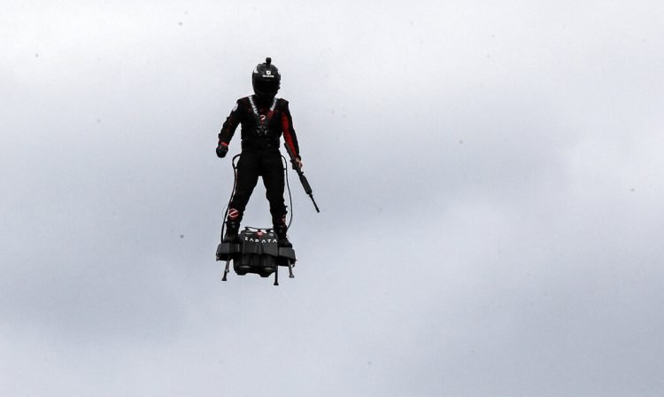 Lo que más cautivó a los espectadores fue el hombre en la tabla, creada por el excampeón de esquí acuático Franky Zapata. (Foto AP/Michel Euler)