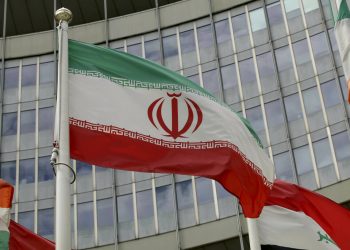 La bandera iraní ondea ante un edificio estadounidense que acoge la oficina del Organismo Internacional de la Energía Nuclear, OIEA, en Viena, Austria, el miércoles 10 de julio de 2019. Foto: Ronald Zak / AP / Archivo.