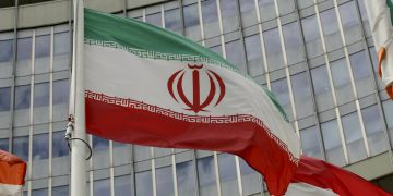 La bandera iraní ondea ante un edificio estadounidense que acoge la oficina del Organismo Internacional de la Energía Nuclear, OIEA, en Viena, Austria, el miércoles 10 de julio de 2019. Foto: Ronald Zak / AP / Archivo.