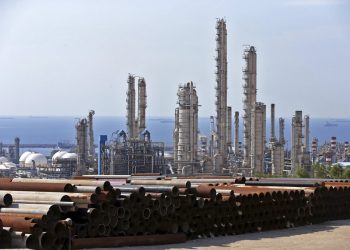 En esta imagen del 19 de noviembre de 2015 se muestra una vista general de un complejo petroquímico en el yacimiento de gas South Pars en Asaluyeh, Irán, en la costa norte del Golfo Pérsico. Foto: Ebrahim Noroozi / AP / Archivo.