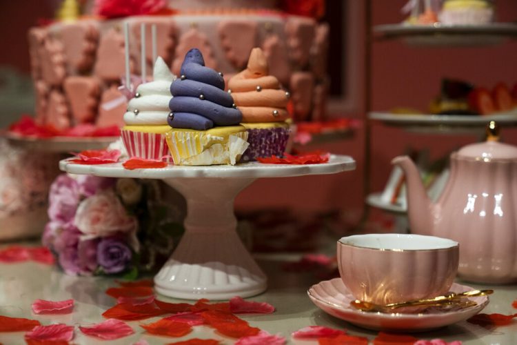 Cupcakes en forma de excremento exhibidos en una sala del Museo Unko, “el museo de la popó” en Yokohama, Japón, el martes 18 de junio de 2019. Foto: Jae C. Hong / AP.