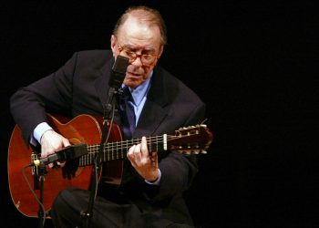 El compositor brasileño Joao Gilberto toca la guitarra en el Carnegie Hall, en Nueva York, el 18 de junio de 2004. Foto: Mary Altaffer / AP.