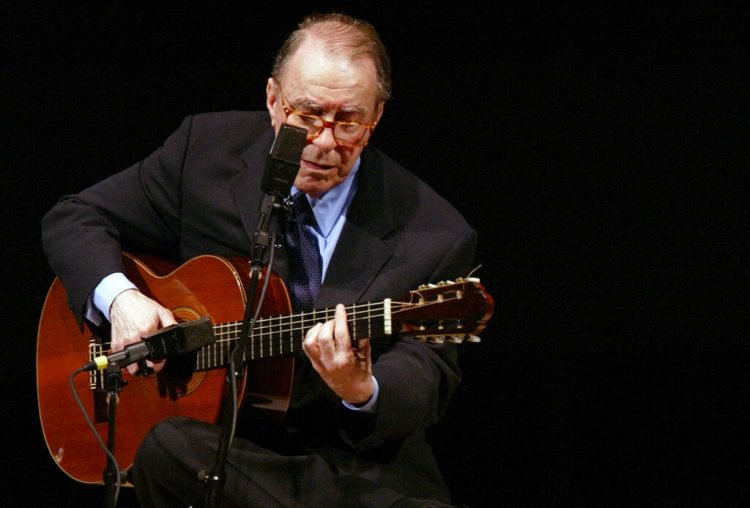 El compositor brasileño Joao Gilberto toca la guitarra en el Carnegie Hall, en Nueva York, el 18 de junio de 2004. Foto: Mary Altaffer / AP.