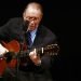 El compositor brasileño Joao Gilberto toca la guitarra en el Carnegie Hall, en Nueva York, el 18 de junio de 2004. Foto: Mary Altaffer / AP.