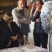 Maria do Ceu Harris, a la izquierda, la viuda de Joao Gilberto, observa el cuerpo del ícono cultural brasileño durante su funeral en el Teatro Municipal en Rio de Janeiro, el lunes 8 de julio del 2019. Foto: Leo Correa / AP.