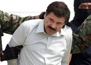 Esta fotografía de archivo del 22 de febrero de 2014 muestra a Joaquín "El Chapo" Guzmán, líder del cártel de Sinaloa en México, siendo escoltado a un helicóptero en la Ciudad de México tras su captura en la ciudad de Mazatlán. Foto: Eduardo Verdugo / AP / Archivo.