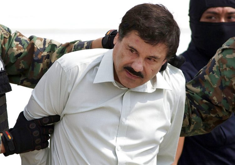 Esta fotografía de archivo del 22 de febrero de 2014 muestra a Joaquín "El Chapo" Guzmán, líder del cártel de Sinaloa en México, siendo escoltado a un helicóptero en la Ciudad de México tras su captura en la ciudad de Mazatlán. Foto: Eduardo Verdugo / AP / Archivo.