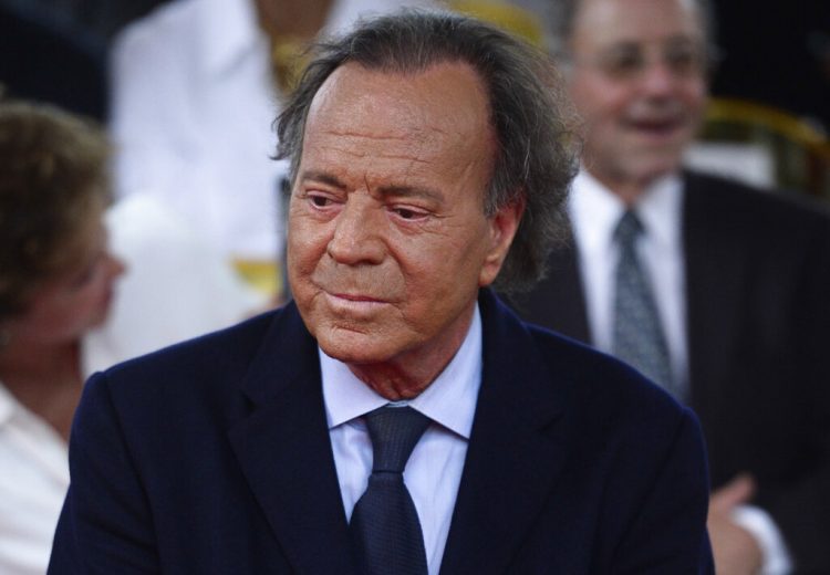 Julio Iglesias asiste a la ceremonia de develación de su estrella en el Paseo de la Fama en San Juan, Puerto Rico, el 29 de septiembre del 2016. Foto: Carlos Giusti / AP.