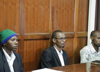 De izquierda a derecha, los acusados Rashid Charles Mberesero, Hassan Aden Hassan y Mohamed Abdi Abikar, sentads en el bancquillo para esuchar el veredicto en un tribinal en Nairobi, Kenia, el miércoles, 3 de julio del 2019. El tribunal sentenció a Mberesero a cadena perpetua y a los otros dos a 41 años en prisión cada uno por complicidad en el ataque en el 2015 contra la Univesidad Garissa que dejó 148 muertos. Foto: Khalil Senosi / AP.