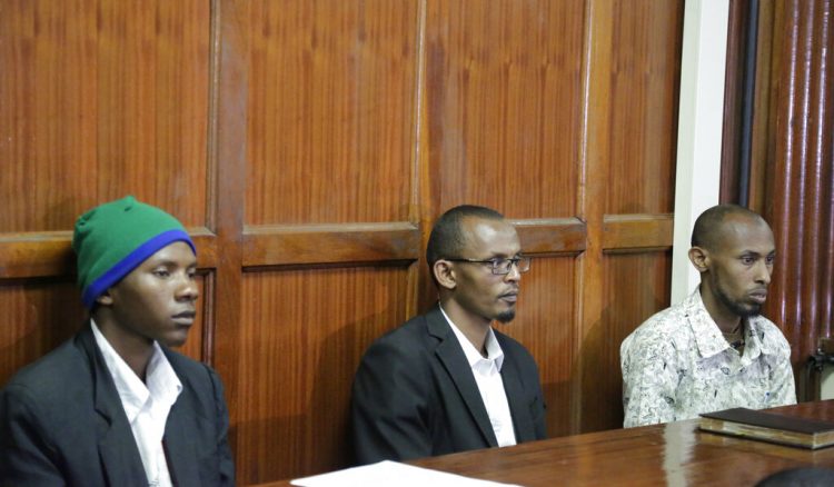 De izquierda a derecha, los acusados Rashid Charles Mberesero, Hassan Aden Hassan y Mohamed Abdi Abikar, sentads en el bancquillo para esuchar el veredicto en un tribinal en Nairobi, Kenia, el miércoles, 3 de julio del 2019. El tribunal sentenció a Mberesero a cadena perpetua y a los otros dos a 41 años en prisión cada uno por complicidad en el ataque en el 2015 contra la Univesidad Garissa que dejó 148 muertos. Foto: Khalil Senosi / AP.