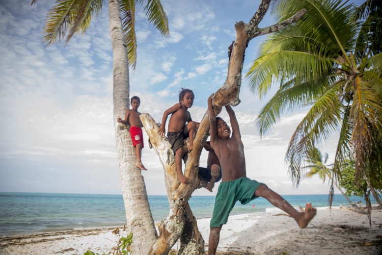 Niños en la isla de Abaiang en Kiribati. Foto: Sarah Fretwell / Fundación Tara Expéditions.