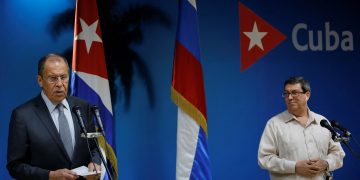 El ministro de Relaciones Exteriores de Rusia, Serguei Victorovich Lavrov (i), junto a su homólogo cubano, Bruno Rodríguez Parrilla (d), este miércoles en la sede de la cancillería cubana en La Habana. Foto: Yander Zamora / EFE.