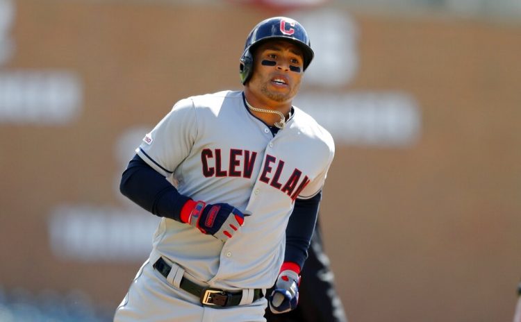 En esta imagen de archivo del martes 9 de abril de 2019, el pelotero cubano Leonys Martín recorre las bases tras pegar un cuadrangular solitario por los Indios de Cleveland, en el primer inning del partido frente a los Tigres, en Detroit. Foto: Carlos Osorio / AP / Archivo.