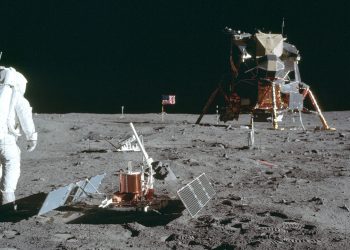 En esta foto del 20 de julio de 1969, el astronauta Buzz Aldrin Jr. se encuentra junto al dispositivo de Experimento Sísmico Pasivo en la superficie de la luna durante la misión Apollo 11. Foto: Tomada de abc7chicago.com.