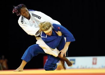 Foto de archivo de un combate de la judoca cubana Maylin del Toro (arriba), una de las principales figuras de la selección femenina de la Isla. Foto: Julio Cortez / AP / Archivo.