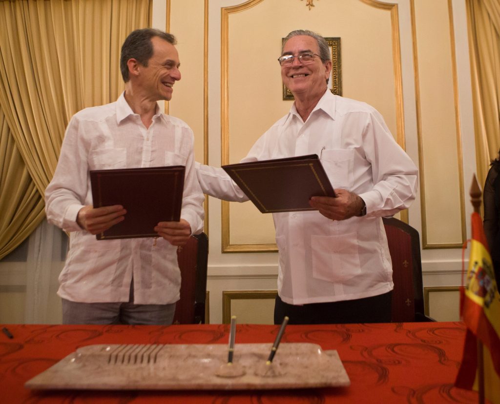 El ministro de Ciencia, Innovación y Universidades en funciones de España, Pedro Duque (i), junto al ministro de Educación Superior de Cuba, José Ramón Saborido (d), tras la firma de un memorando de entendimiento para la colaboración educativa y científica, en el Hotel Nacional, en La Habana. Foto: Yander Zamora / EFE.