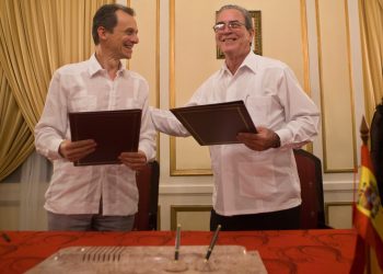 El ministro de Ciencia, Innovación y Universidades en funciones de España, Pedro Duque (i), junto al ministro de Educación Superior de Cuba, José Ramón Saborido (d), tras la firma de un memorando de entendimiento para la colaboración educativa y científica, en el Hotel Nacional, en La Habana. Foto: Yander Zamora / EFE.