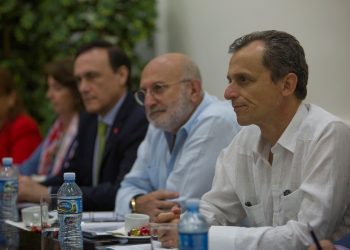 El ministro de Ciencia, Innovación y Universidades de España, Pedro Duque (d), se reúne con el embajador de España en Cuba, Juan Fernández Trigo (c), y rectores de universidades cubanas, durante su visita oficial de dos días a la isla, este lunes en la sede del Ministerio de Educación Superior, en La Habana. Foto: Yander Zamora/EFE/POOL.