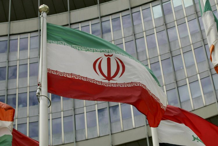 La bandera de Irán ondea en el exterior del editifio de Naciones Unidos donde está la sede del Organismo Internacional de Energía Atómica, en Viena, Austria. Foto: Ronald Zak / AP / Archivo.